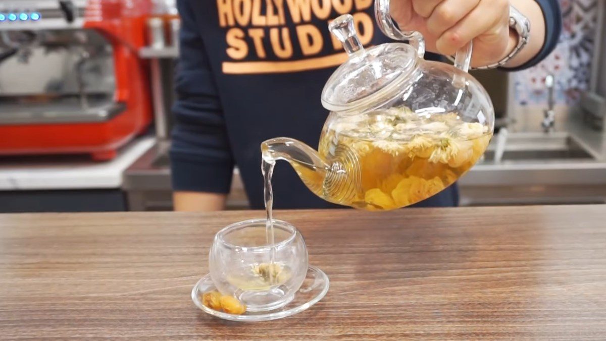 Chrysanthemum honey tea with longan