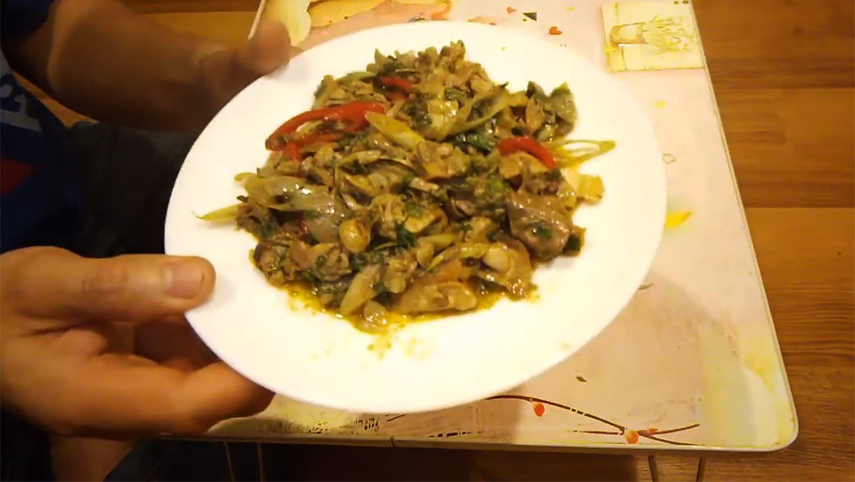 Stir-fried clams with lemongrass and chili