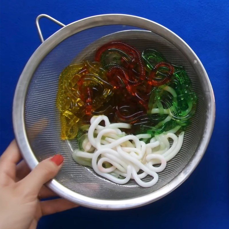 Step 4 Decorating the jelly Crispy noodle jelly