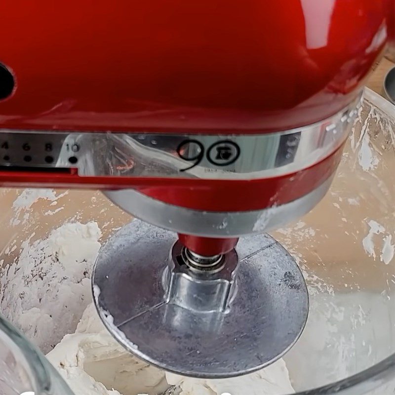 Step 2 Mix the dough for Hue's shrimp cake using the mold