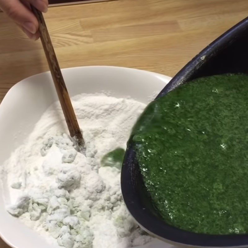 Step 5 Mixing the sticky rice flour for the bánh khúc without khúc leaves