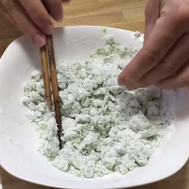 Step 5 Mixing the sticky rice flour for the bánh khúc without khúc leaves