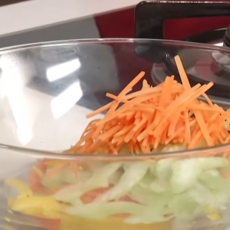 Step 3 Mix the salad for the bell pepper and celery salad