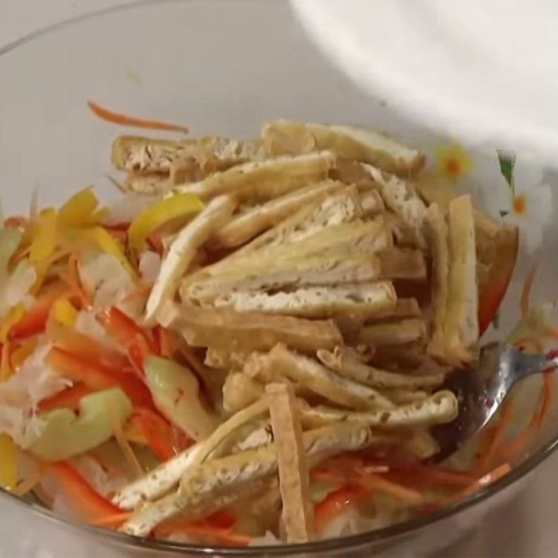 Step 3 Mix the salad for the bell pepper and celery salad