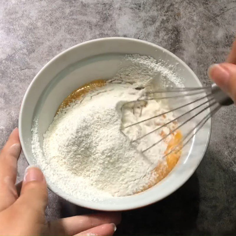 Step 1 Mix the egg yolk mixture for salted egg mochi sponge cake with spicy chicken floss