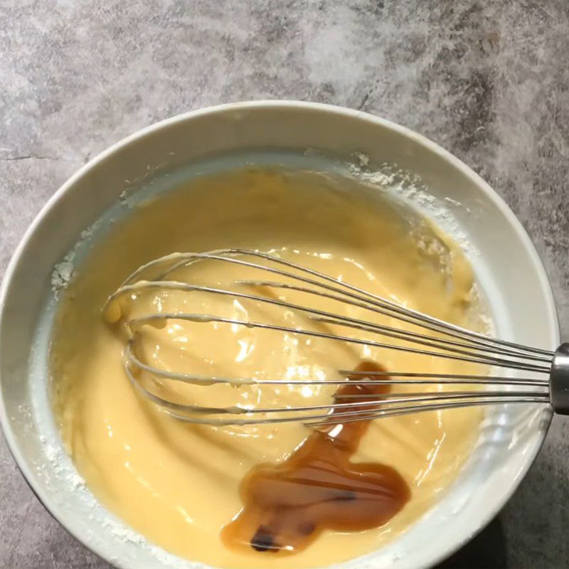 Step 1 Mix the egg yolk mixture for salted egg mochi sponge cake with spicy chicken floss