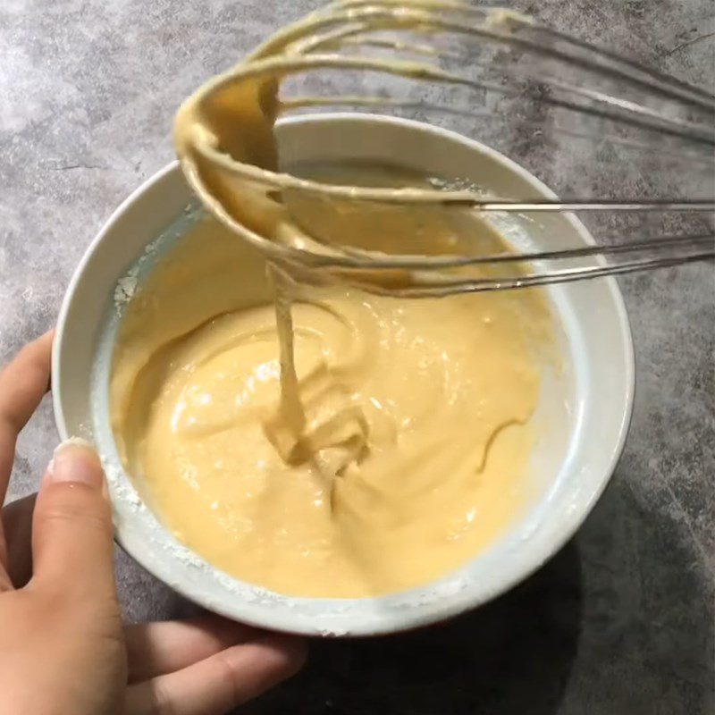 Step 1 Mix the egg yolk mixture for salted egg mochi sponge cake with spicy chicken floss