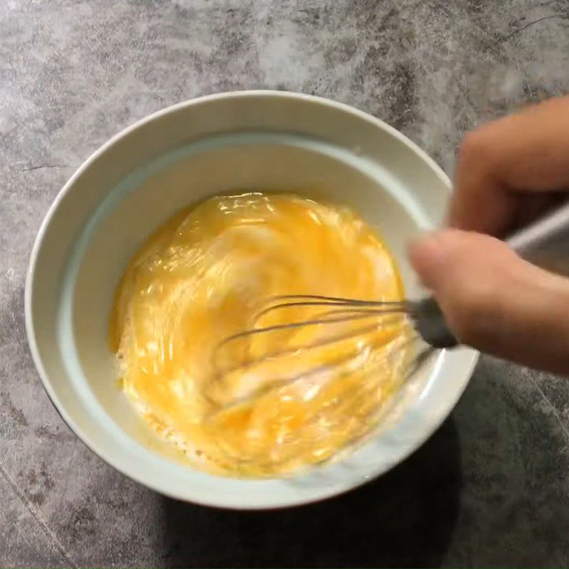 Step 1 Mix the egg yolk mixture for salted egg mochi sponge cake with spicy chicken floss