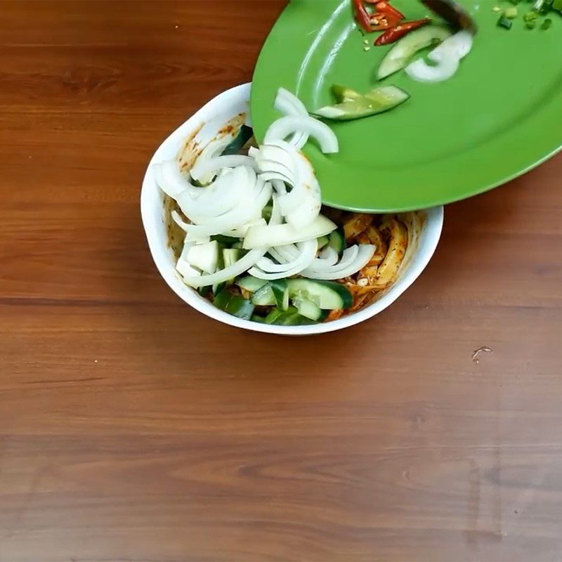 Step 4 Mix the Korean squid salad