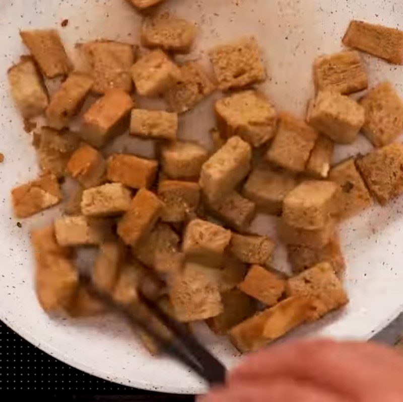 Step 3 Mixing the bread Black bread salad with shrimp and tomato