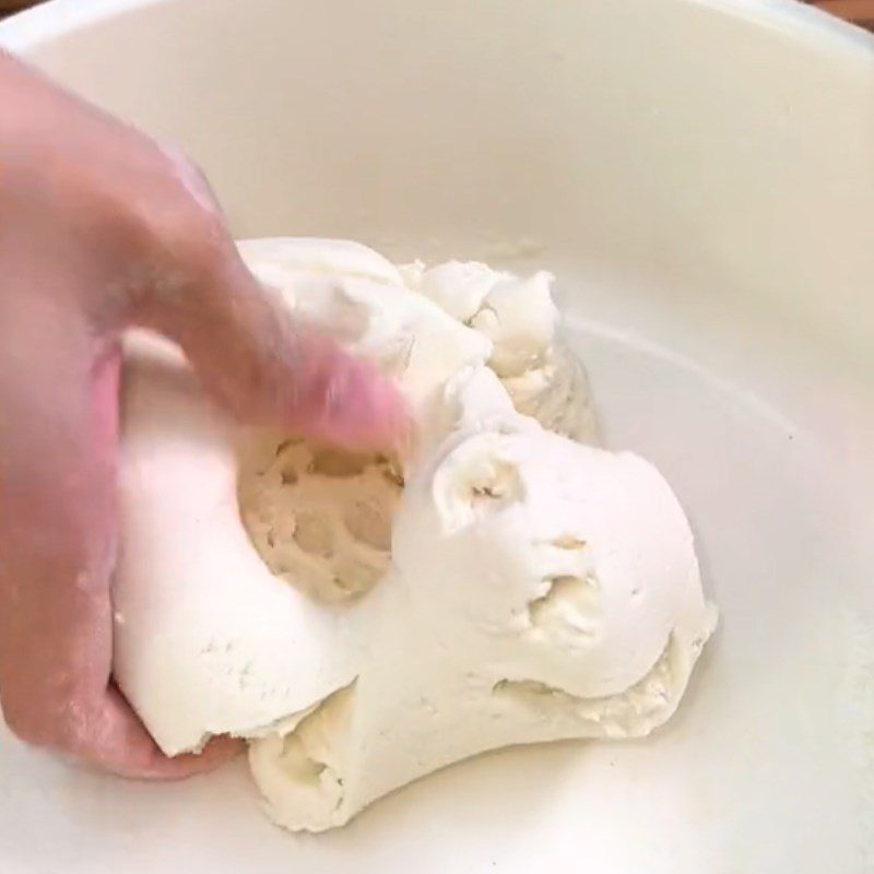 Step 1 Mix the dough for cheesy sticky rice cake