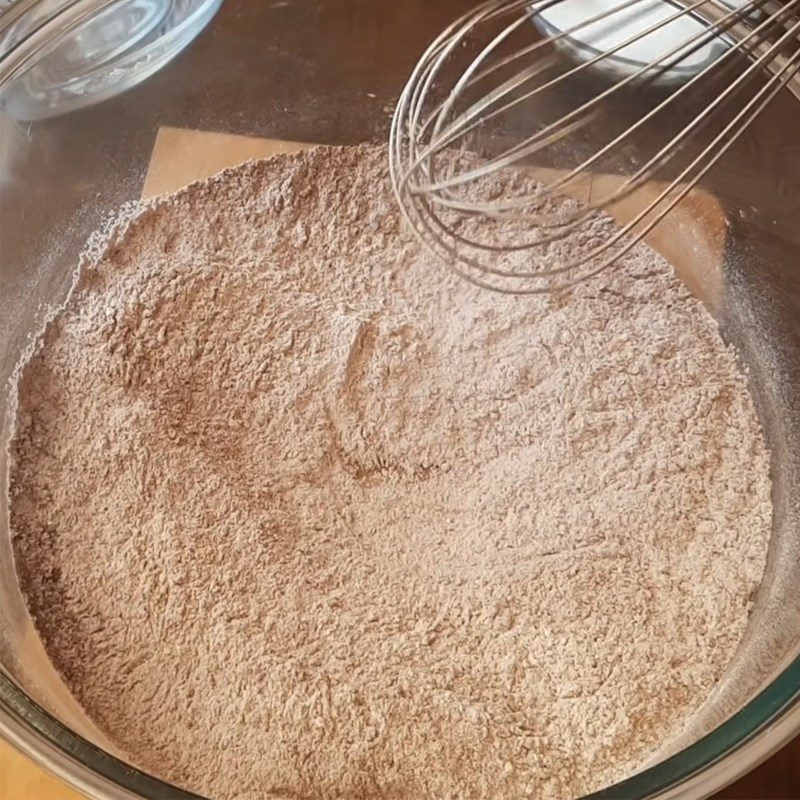 Step 1 Mix the dough for fried chocolate donuts