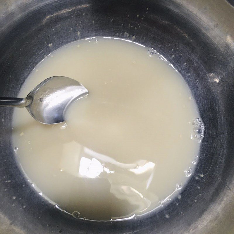 Step 2 Mix the dough for sausage pizza using a non-stick pan