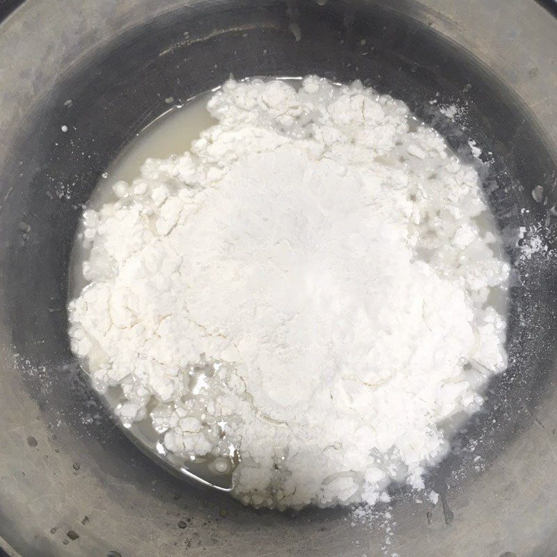 Step 2 Mix the dough for sausage pizza using a non-stick pan