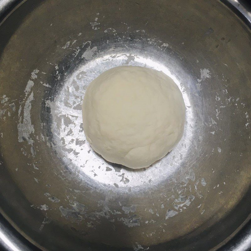 Step 2 Mix the dough for sausage pizza using a non-stick pan