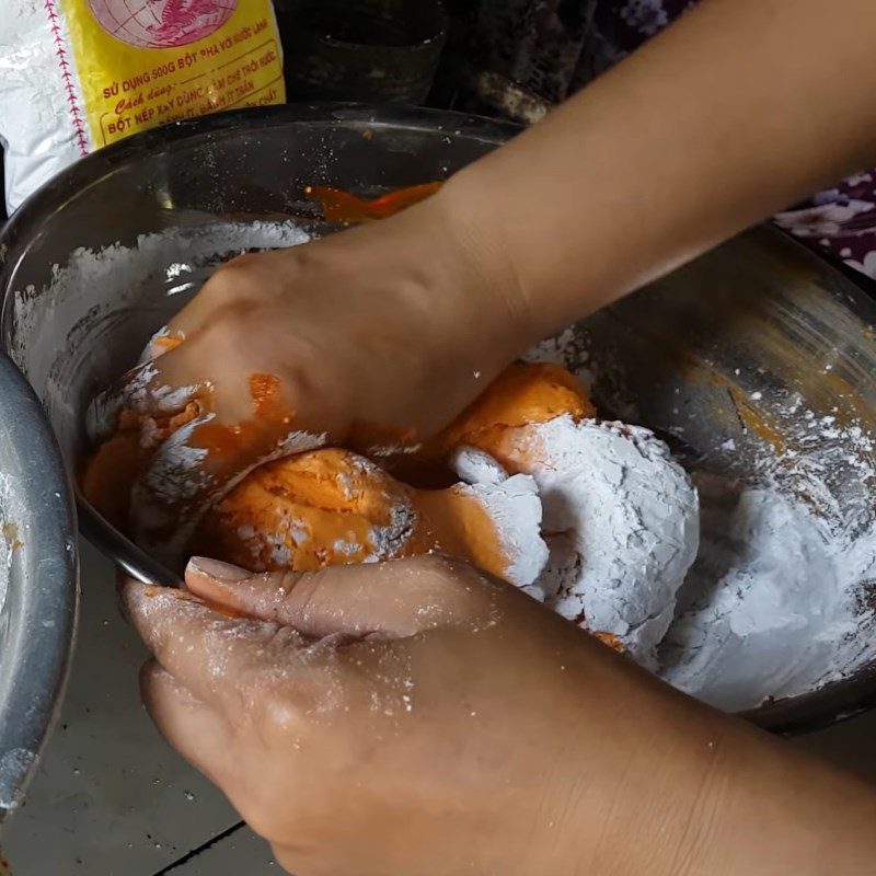 Step 5 Mixing the dough for Gac sticky rice balls with durian filling