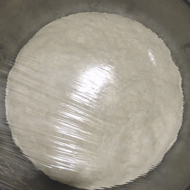 Step 2 Mix the dough for sausage pizza using a non-stick pan
