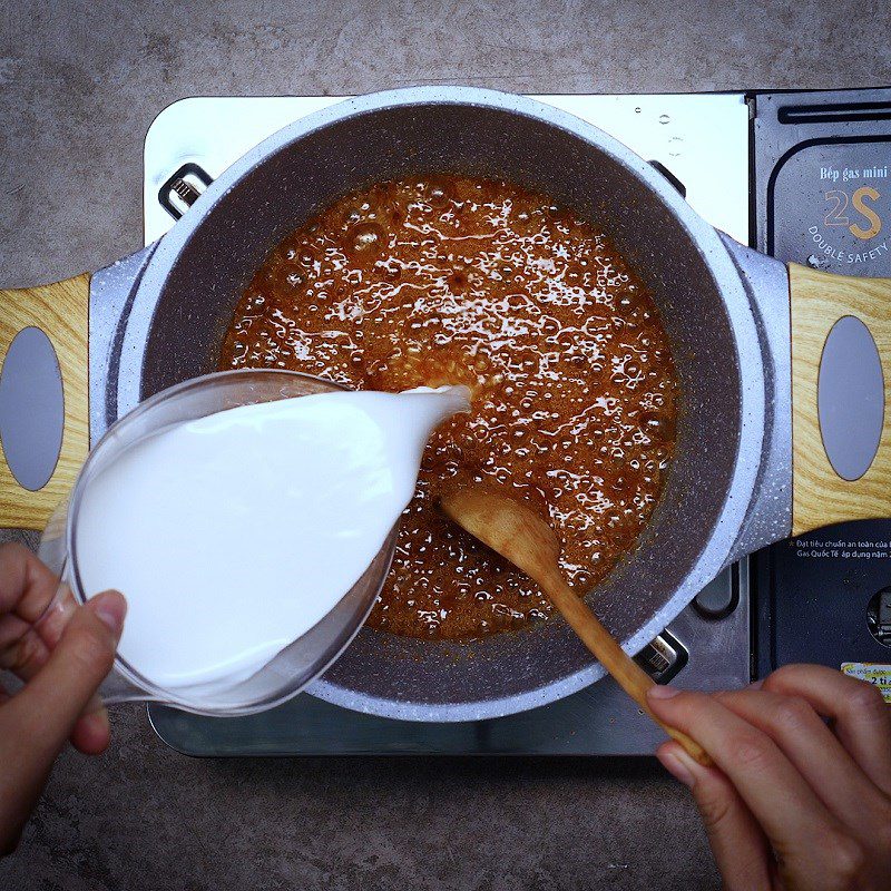 Step 1 Cook the thot not sugar mixture for Grilled Thot Not Cake