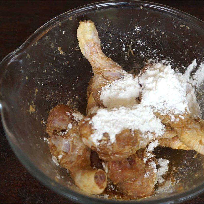 Step 5 Mix the flour for lemongrass chicken