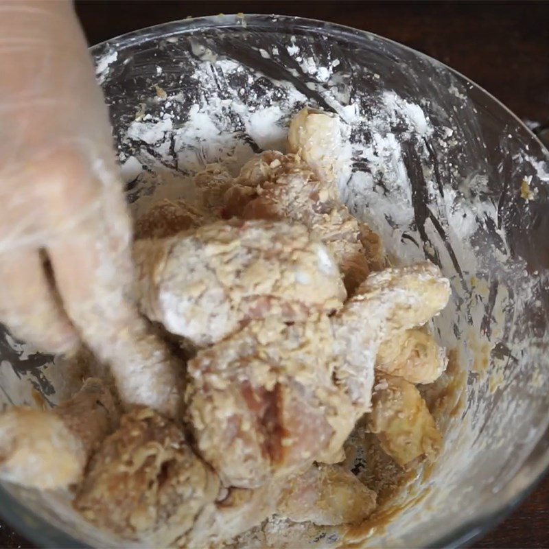 Step 5 Mix the flour for lemongrass chicken