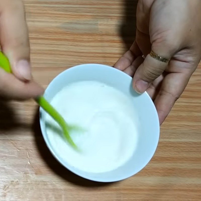 Step 1 Mix the dough for cheese-filled buns