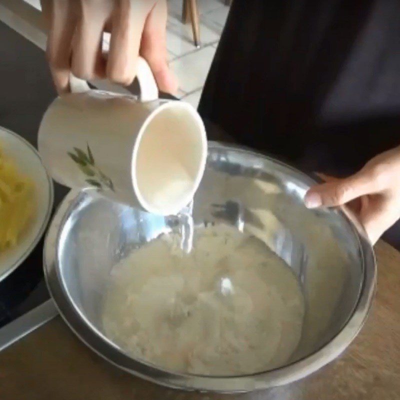 Step 2 Mix the cake batter for crispy fried potato shrimp cakes