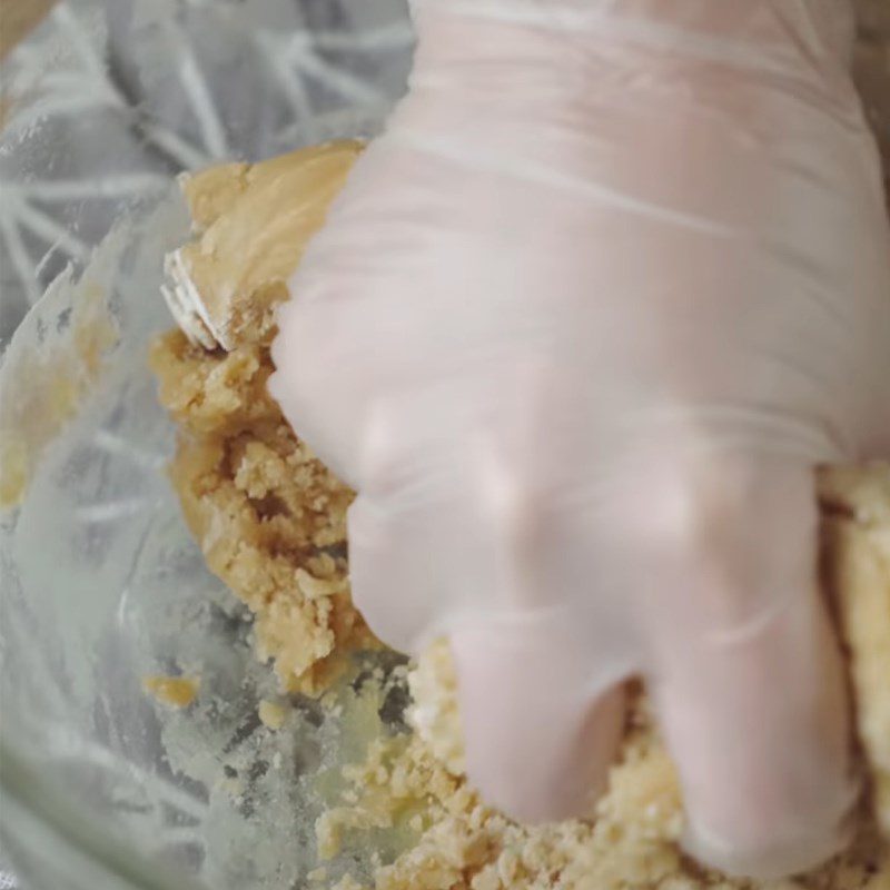 Step 3 Mix the cake dough Mooncake with mung bean filling and salted egg