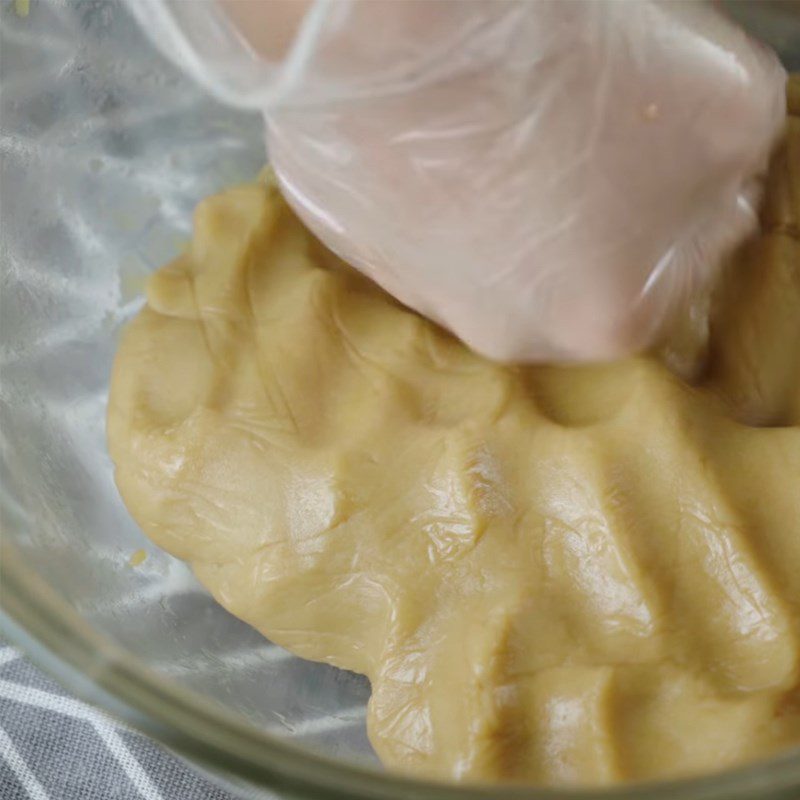 Step 3 Mix the cake dough Mooncake with mung bean filling and salted egg