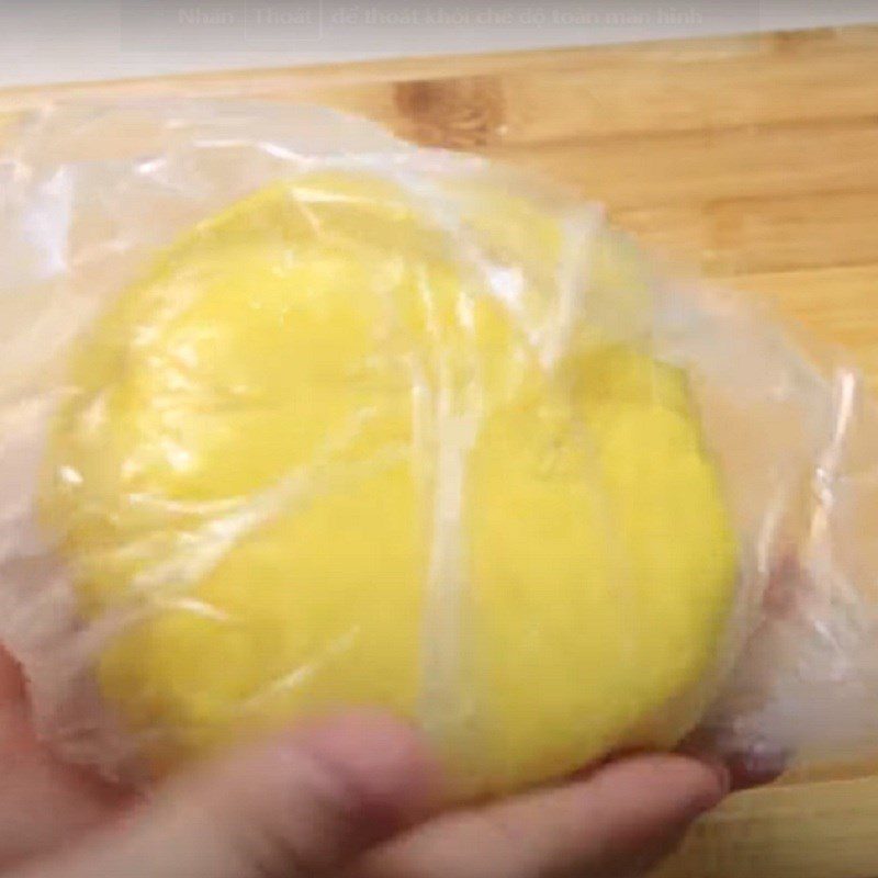 Step 1 Mix the dough and knead the dough for green bean-filled cakes