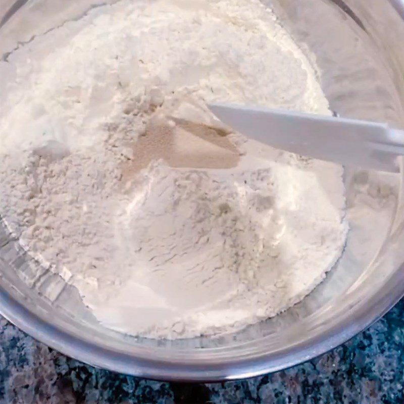 Step 1 Mix the dough and instant yeast for French baguette