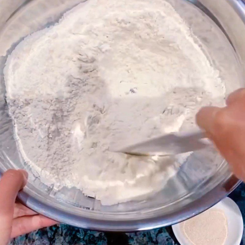 Step 1 Mix the dough and instant yeast for French baguette