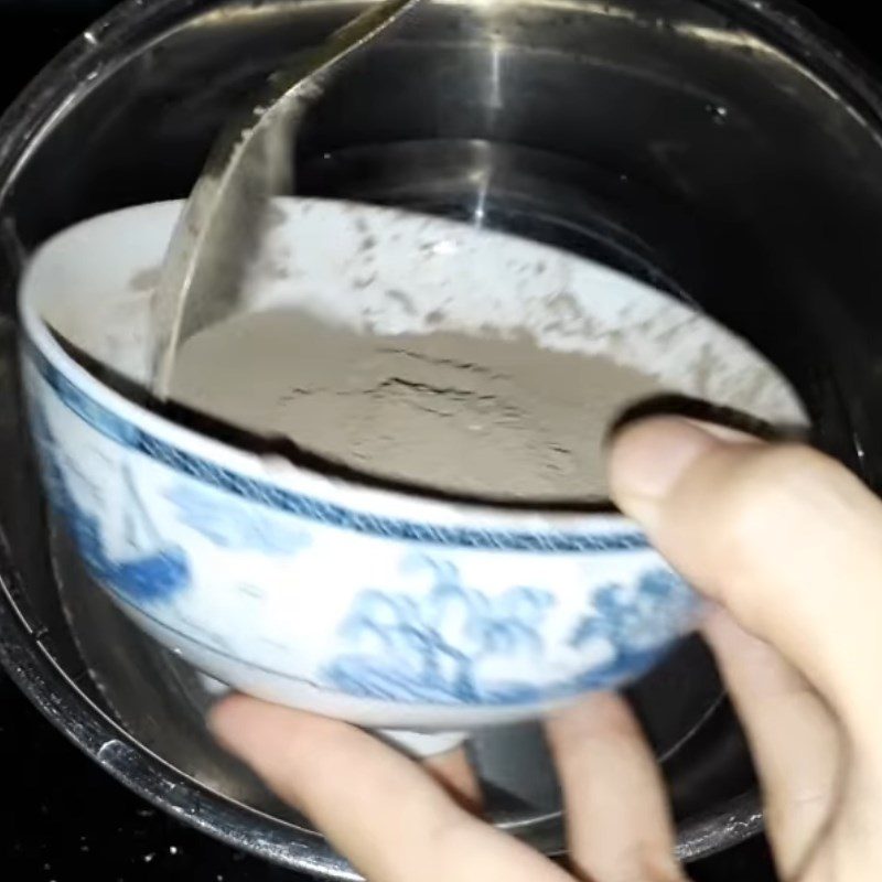 Step 3 Mix the powder and cook the grass jelly Black bean grass jelly