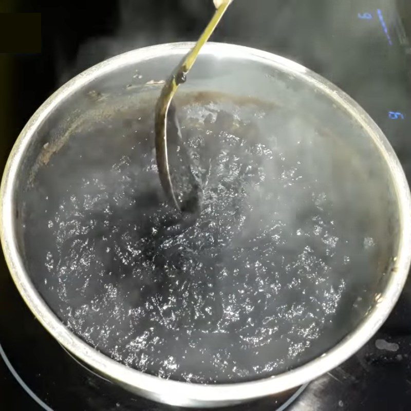 Step 3 Mix the powder and cook the grass jelly Black bean grass jelly