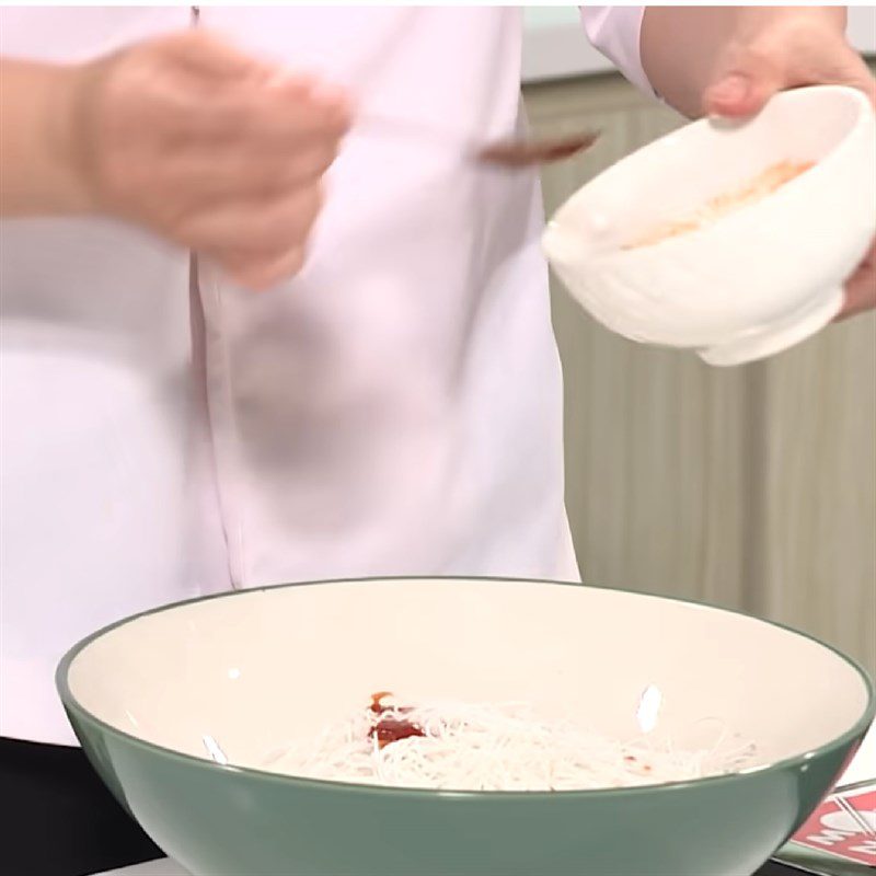 Step 2 Mixing the noodles Stir-fried noodles with sour vegetables