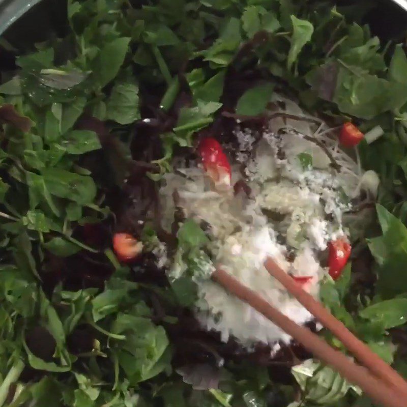 Step 3 Mix the ingredients for steamed carp with vermicelli