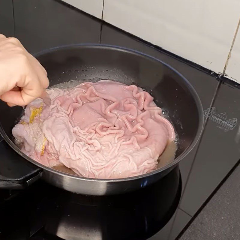 Step 1 Prepare the tongue and stomach of the pig Cái Tắc Pork Intestine Porridge