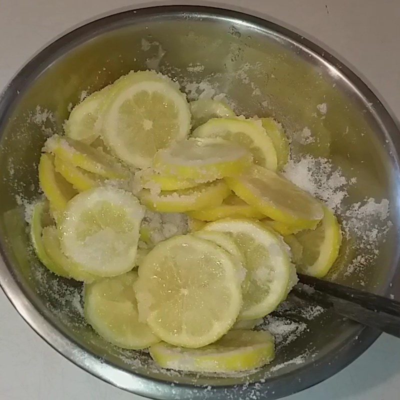 Step 3 Mixing lemon with sugar Lemon soaked in rock sugar