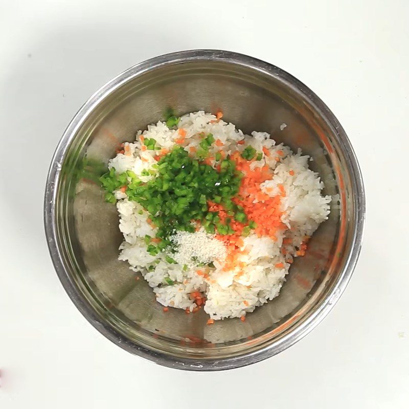 Step 1 Mix the rice for Fried Cold Rice Wrapped with Sausage