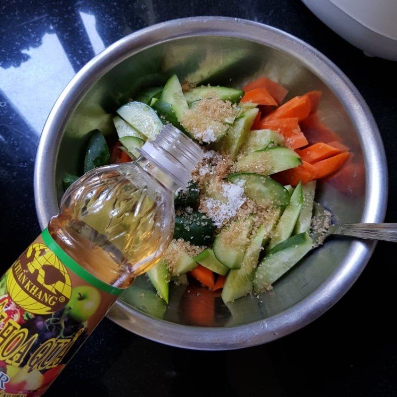 Step 4 Mixing pickles and dipping sauce Grilled chicken with mac mat leaves using an oven