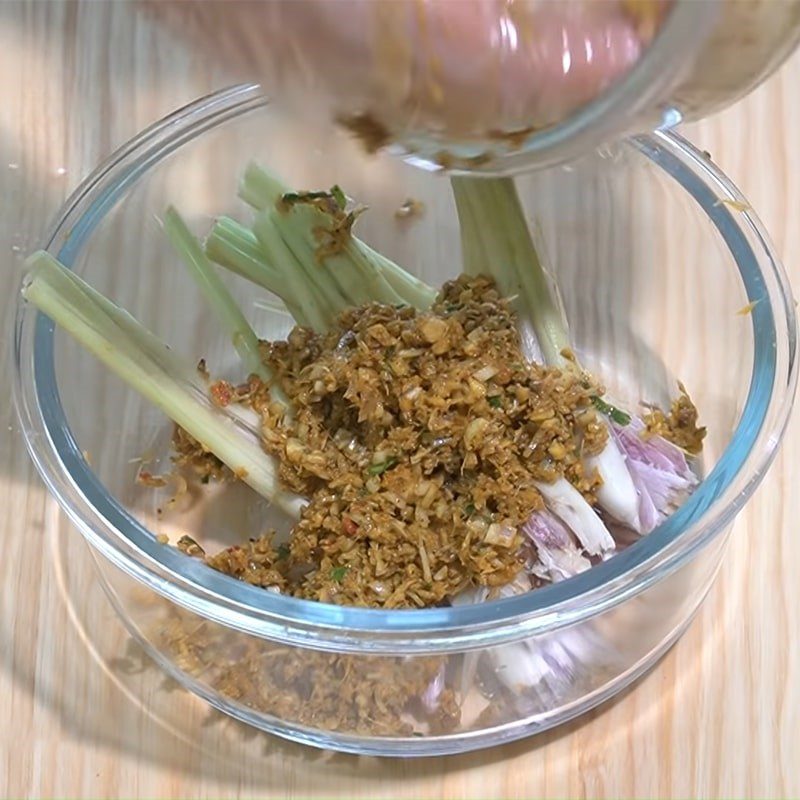 Step 3 Mixing spices and marinating chicken Chicken wrapped in foil steamed with salt