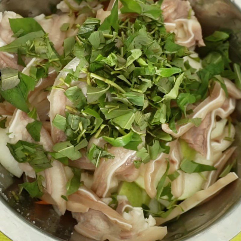 Step 6 Mix the salad Papaya salad with pig ears