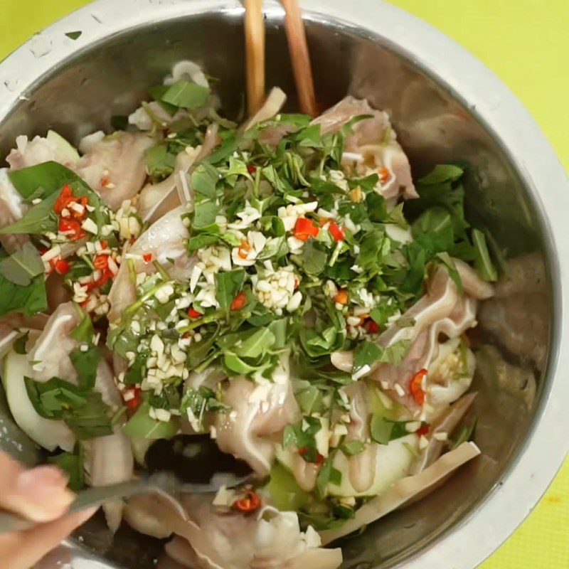 Step 6 Mix the salad Papaya salad with pig ears