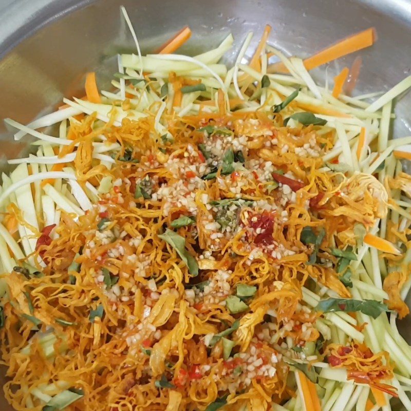 Step 4 Mixing salad Dried chicken green mango salad with lime and chili