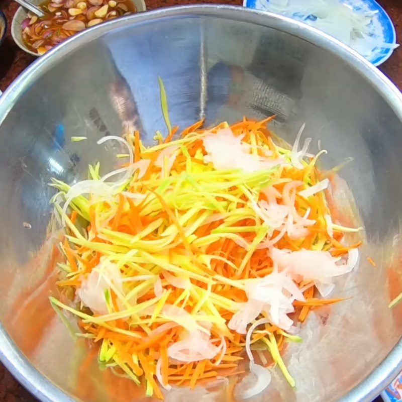 Step 7 Mixing the salad Mango Salad with Dried Chicken and Fried Pork Skin