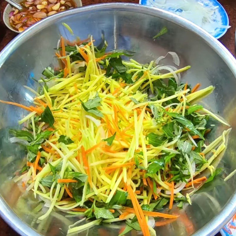 Step 7 Mixing the salad Mango Salad with Dried Chicken and Fried Pork Skin