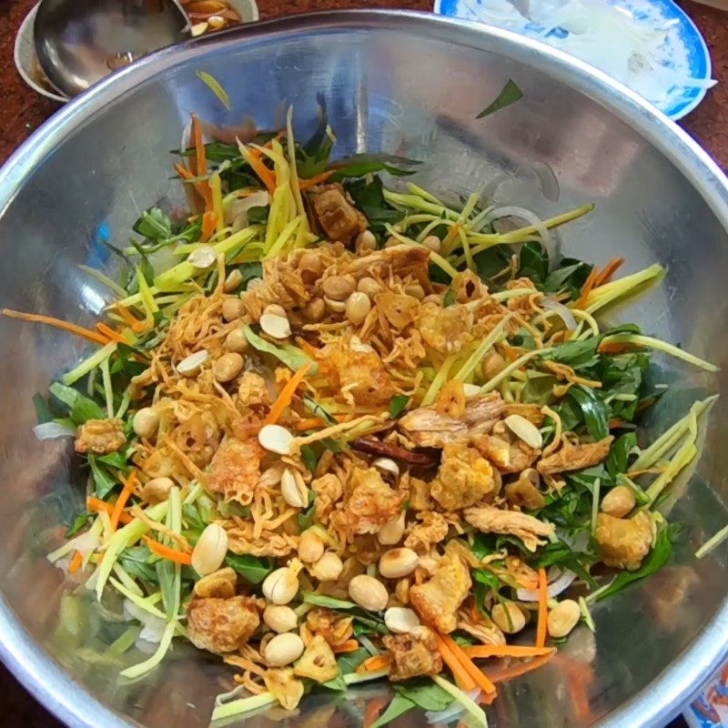 Step 7 Mixing the salad Mango Salad with Dried Chicken and Fried Pork Skin