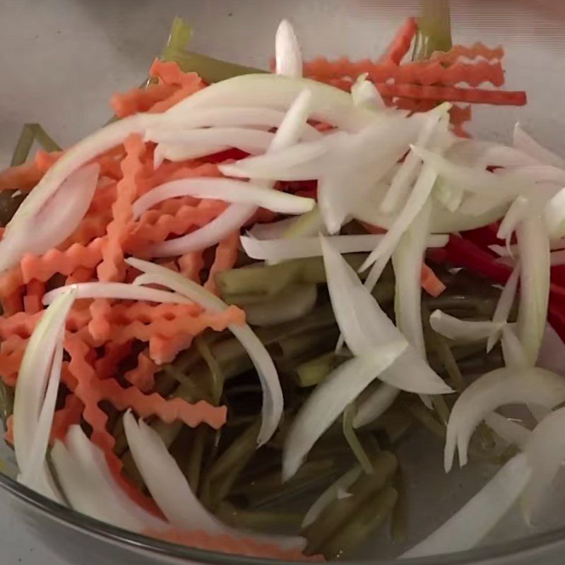 Step 4 Mixing salad Razor clam salad with pickled water spinach