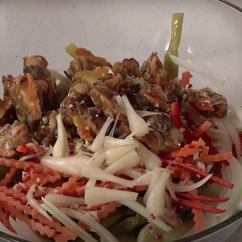 Step 4 Mixing salad Razor clam salad with pickled water spinach