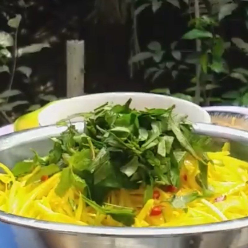 Step 5 Mixing salad Razor clam mango salad