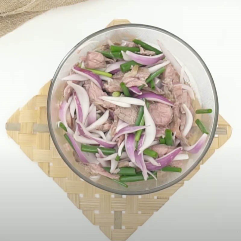 Step 4 Mixing the salad Thai beef salad roasted rice